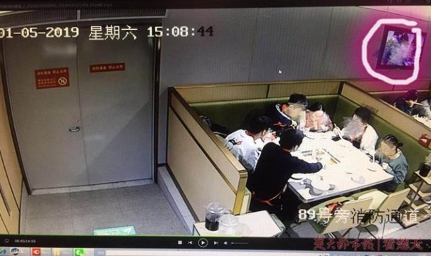 武汉一男子在火锅店和KTV投屏播放淫秽视频被刑拘，警方披露案件细节