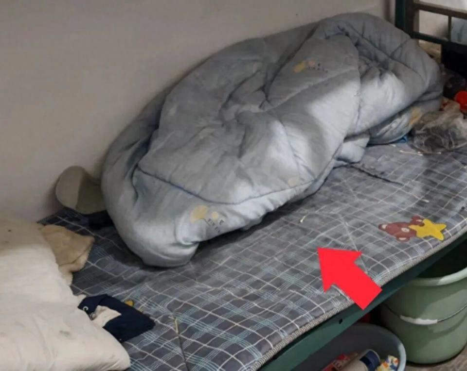 趁邻居上班不在家，男子多次潜入盗走手机平板，藏匿丰巢储物柜终落网