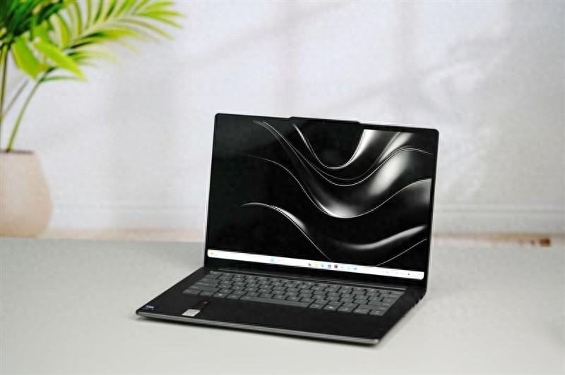联想YOGA Pro 14 Aura AI元启版评测：AI从对话到执行，关机也能干活